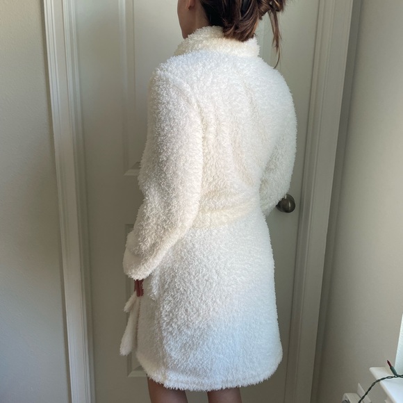 ULTA Fuzzy Robe - Picture 5 of 14